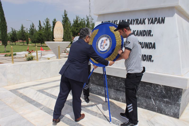 Şehitlik Atatürk Anıtına Çelenk Bırakma Töreni