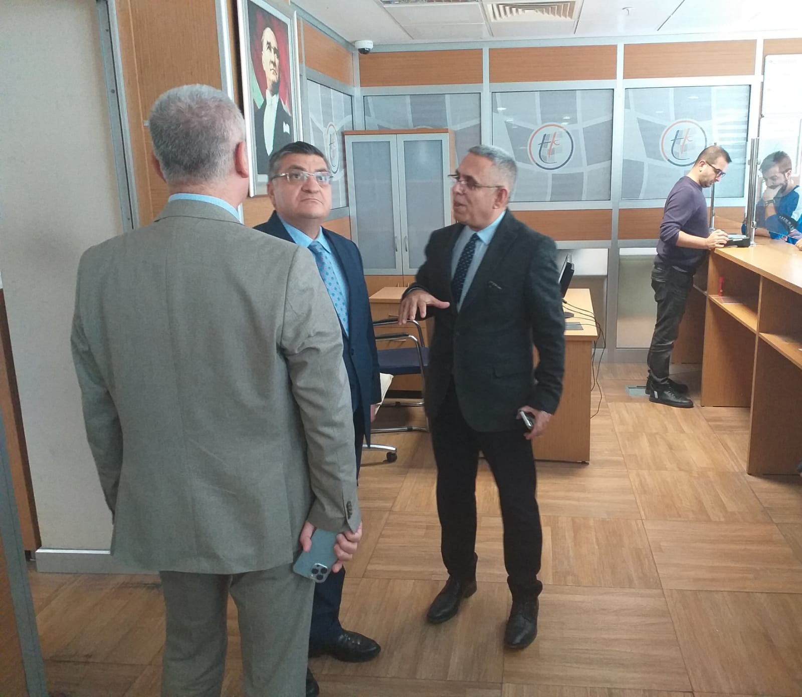 Nilüfer Kaymakamı Sayın Dr. Mustafa ÖZARSLAN Bölge Müdürümüz Sayın Adnan CEVHER' e  iadeyi  ziyarette bulundu.