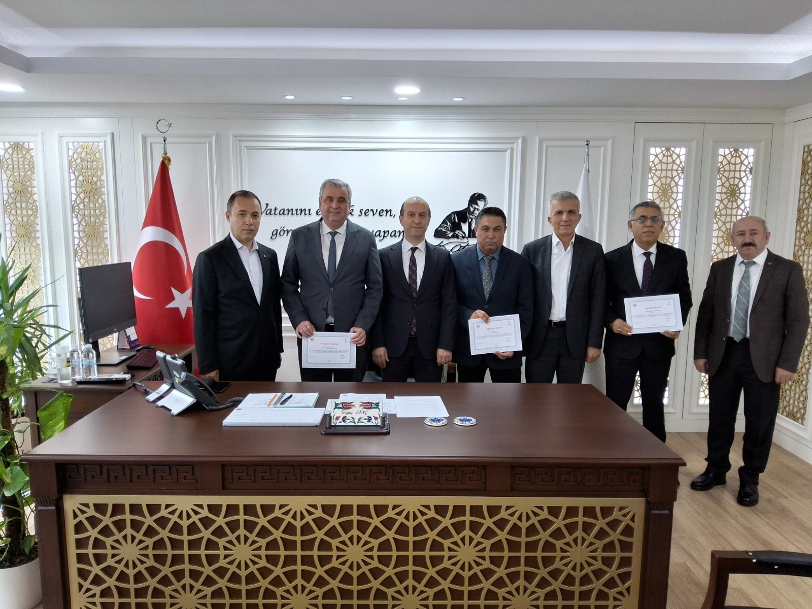 Bölge Müdürümüz Tonguç Genç, Nilüfer Tapu Müdürlüğü Personeline Sahteciliği Önlemedeki Duyarlılığı İçin Teşekkür Belgesi Takdim Etti