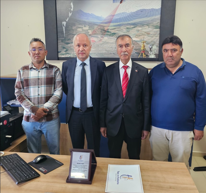 Emekli Personelimize Plaket.